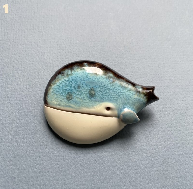 Clay Whale. Pin,Brooch. Ceramic Jewelry - เข็มกลัด - ดินเผา สีน้ำเงิน