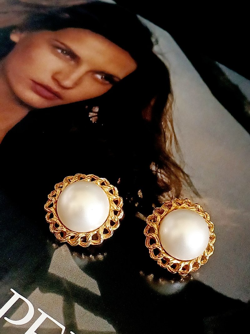 vintage jewelry  典雅金色繩結鑲邊仿珠 夾式耳環 - 耳環/耳夾/耳骨夾 - 其他金屬 