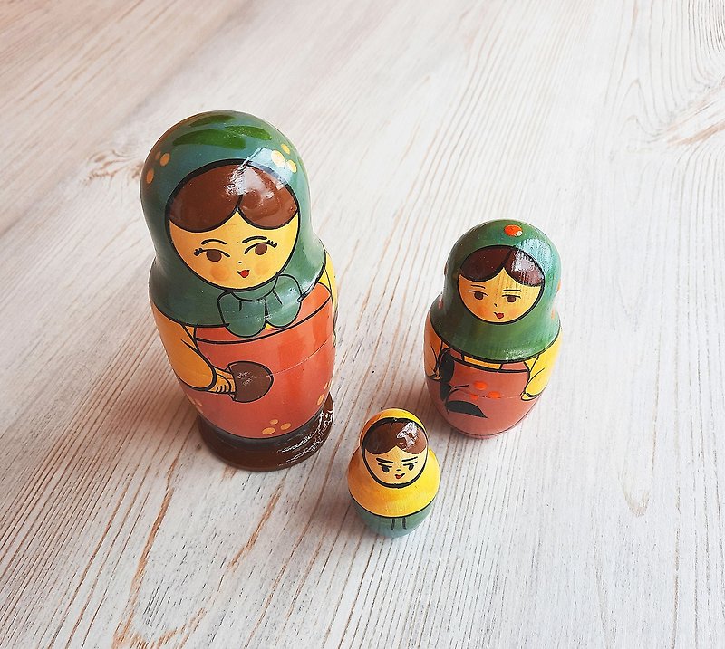 Old Soviet wooden matryoshka doll - vintage Russian nesting dolls 3 pcs - ของเล่นเด็ก - ไม้ 