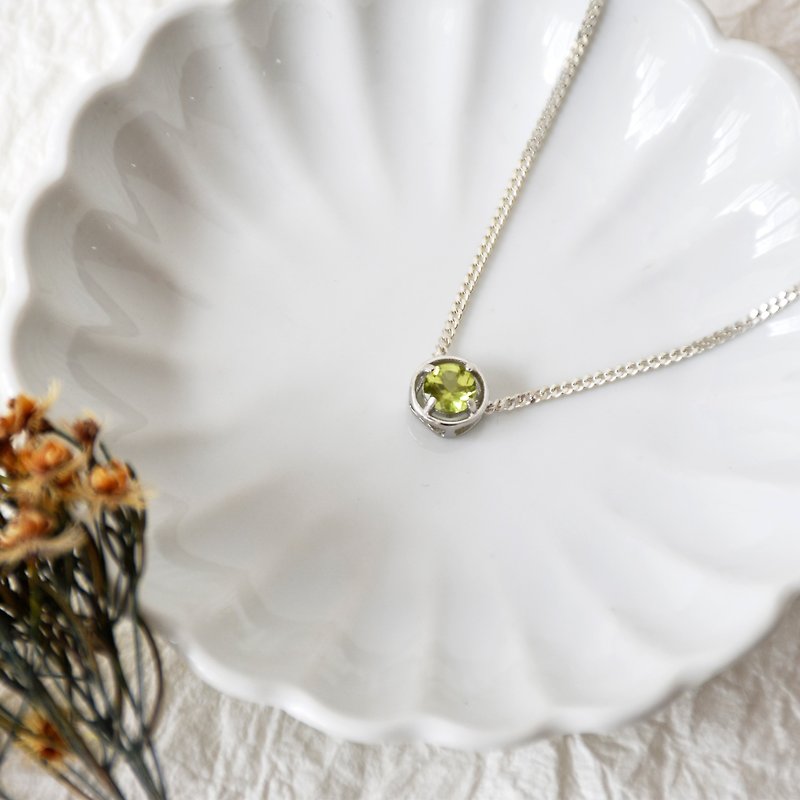 Handmade Simple Peridot Pendant Necklace, Ready to Ship, Birth stone of August - สร้อยคอ - เครื่องเพชรพลอย สีเขียว