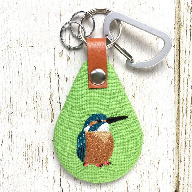 カワセミの手刺繍キーホルダー2:グリーン - 鑰匙圈/鑰匙包 - 繡線 綠色