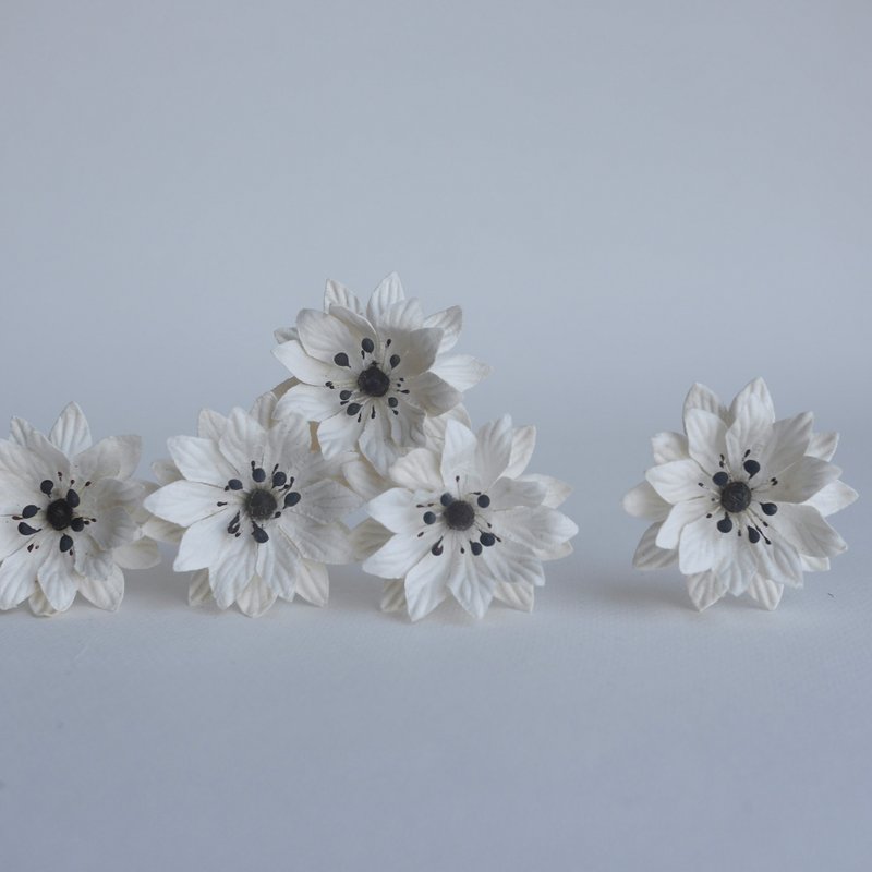Paper Flower, 8 pieces DIY small daisy size 5 cm., white color black pollen - 其他 - 紙 白色