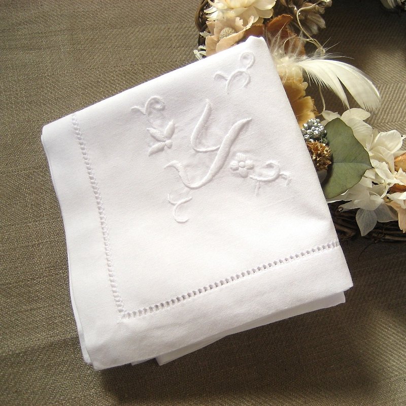 Hand embroidery initial handkerchief white Y - ผ้าเช็ดหน้า - ผ้าฝ้าย/ผ้าลินิน 
