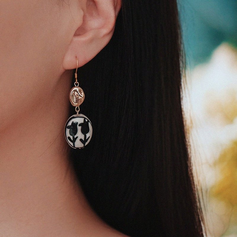 Earrings | Tuxiang Flower Notes - Jet Black - Earrings & Clip-ons - Other Materials Black