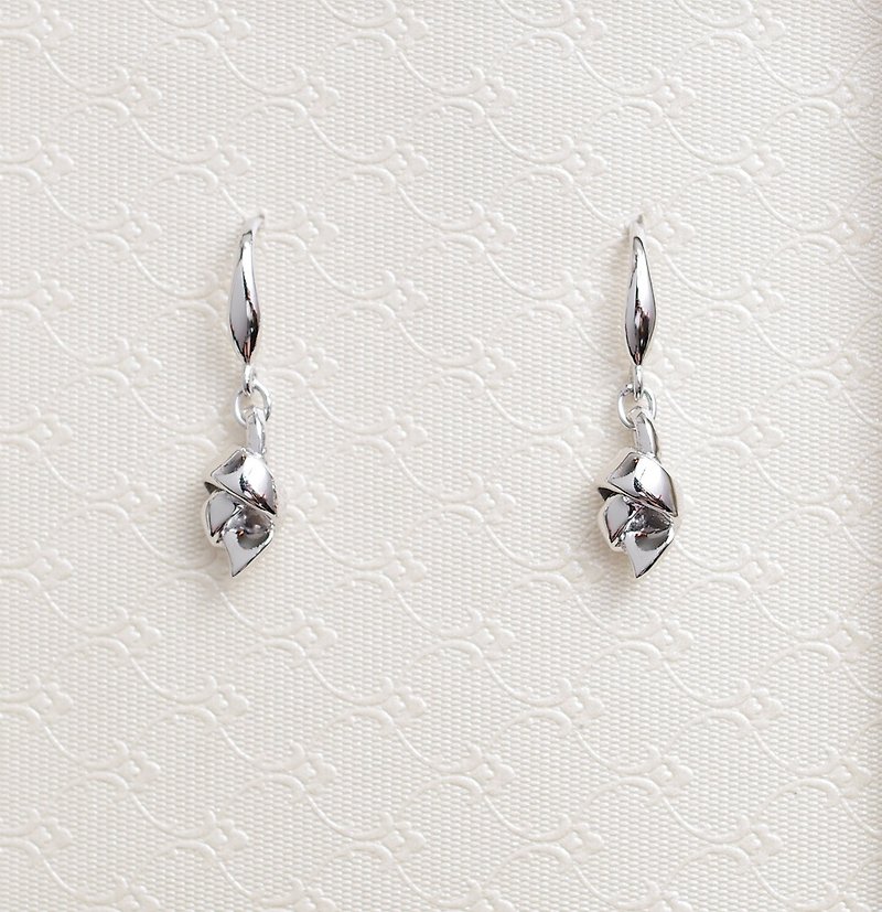 Happiness knot earrings are made of sterling silver silver925 縁を结ぶピアス - ต่างหู - เงินแท้ สีเงิน