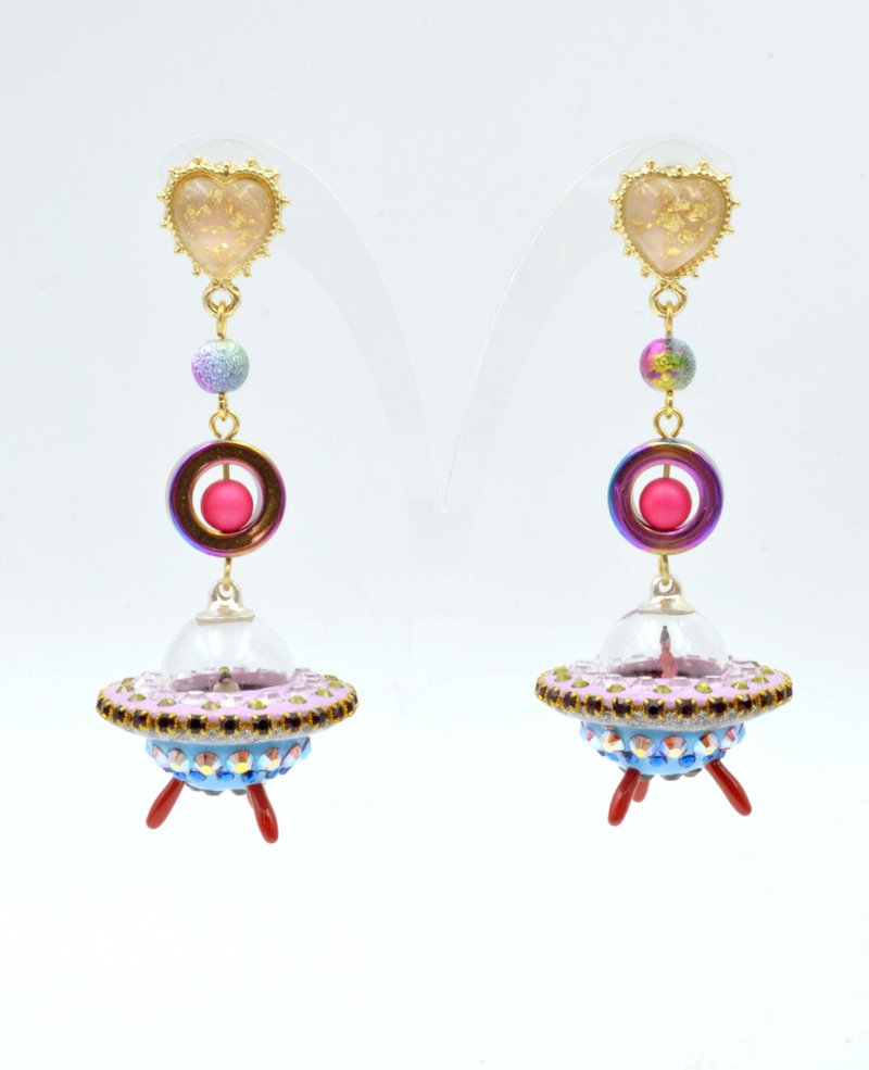 TIMBEE LO 立體UFO太空船白珠閃石施華洛水鑽幻彩 心型耳環扣 - 耳環/耳夾/耳骨夾 - 其他材質 多色