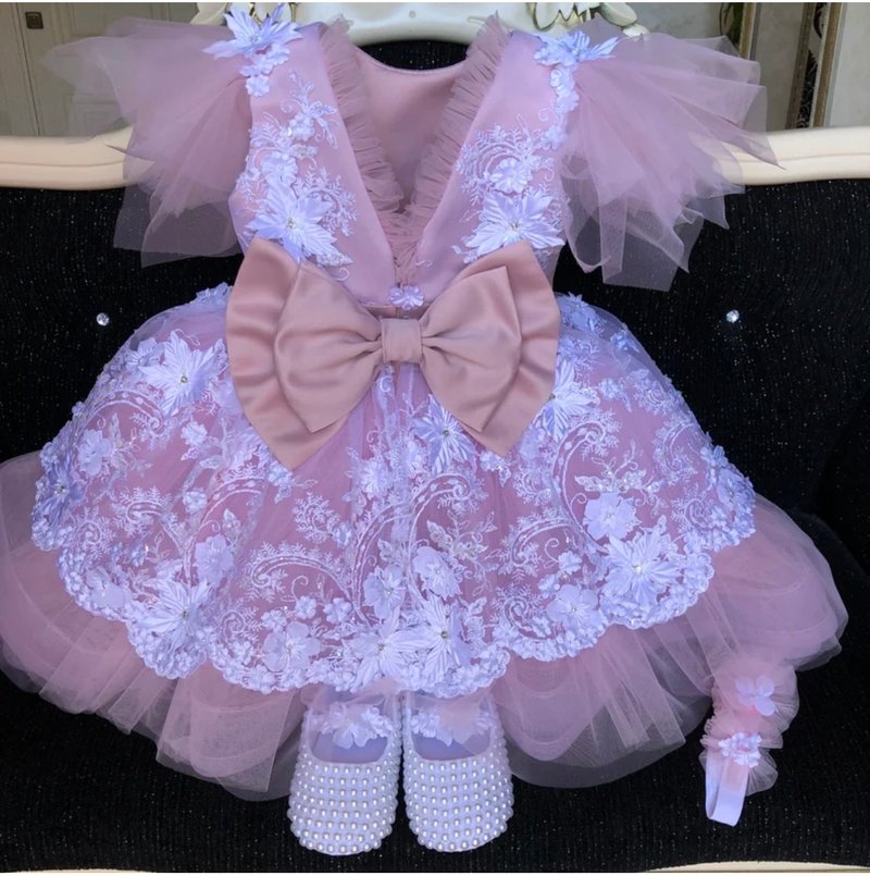 Pink dress with white lace and 3d flowers, pearls shoes and headband. - 男/女童禮服 - 其他材質 粉紅色
