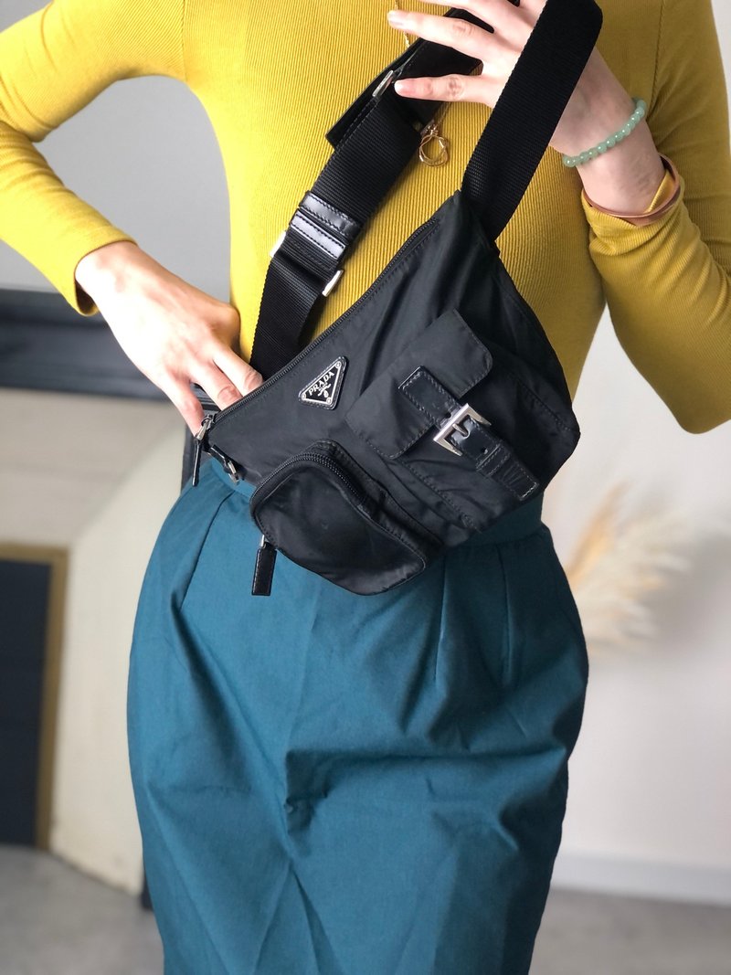 【 日本直送　名牌中古包 】PRADA プラダ ショルダーバッグ ブラック トライアングルロゴ フロントポケット ナイロン vintage cydhig - 側背包/斜背包 - 尼龍 黑色