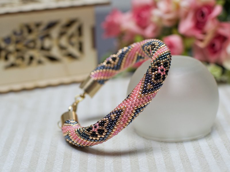 Pink bead crochet bracelet , Jewelry making kit, Diy kit bracelet, Diy craft kit - เย็บปัก/ถักทอ/ใยขนแกะ - แก้ว สึชมพู