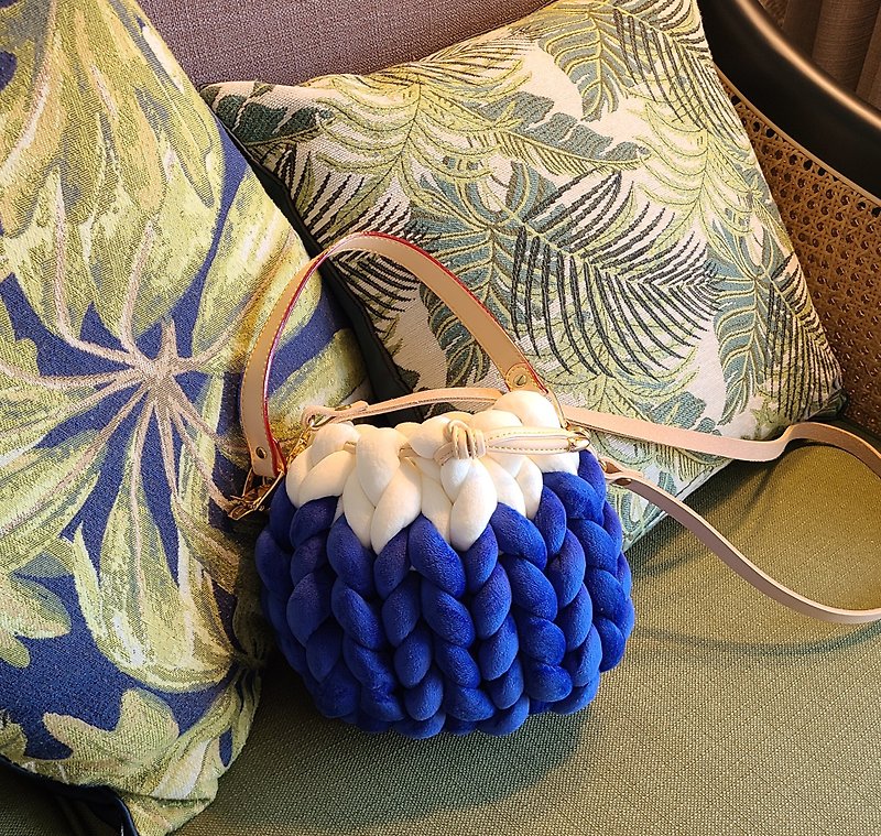 Navy × off-white velvet wool two-color small bucket bag - Handbags & Totes - Cotton & Hemp Blue