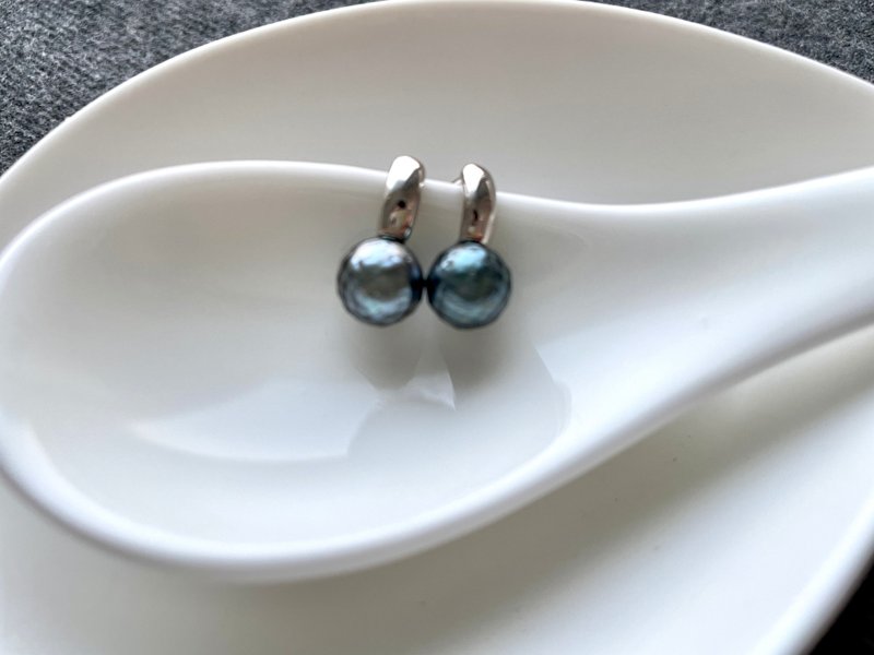 Tahitian Black Pearl Natural Saltwater Pearl Laser Blue-Green Sterling Silver Earrings - ต่างหู - ไข่มุก สีดำ