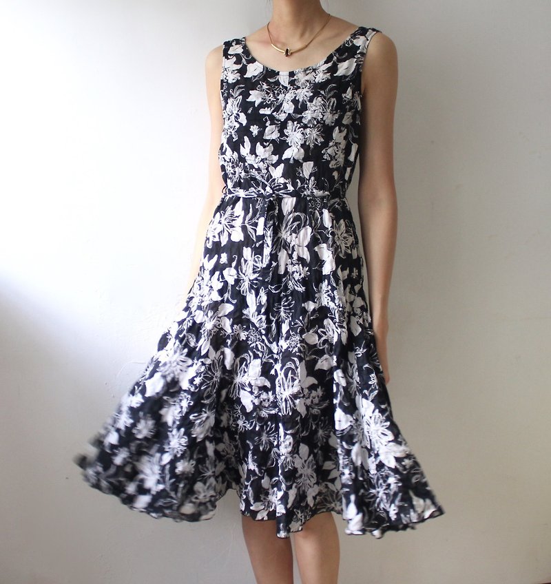 FOAK vintage Japanese black and white flower-painted dress - ชุดเดรส - ผ้าฝ้าย/ผ้าลินิน 
