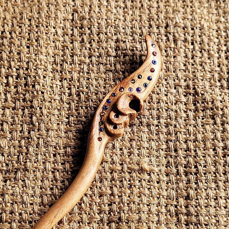 Hairpin with poems wrapped around the finger, a soft one-sided three-dimensional hand-carved Taiwanese cypress wood inlaid with colorful beads hairpin - เครื่องประดับผม - ไม้ หลากหลายสี