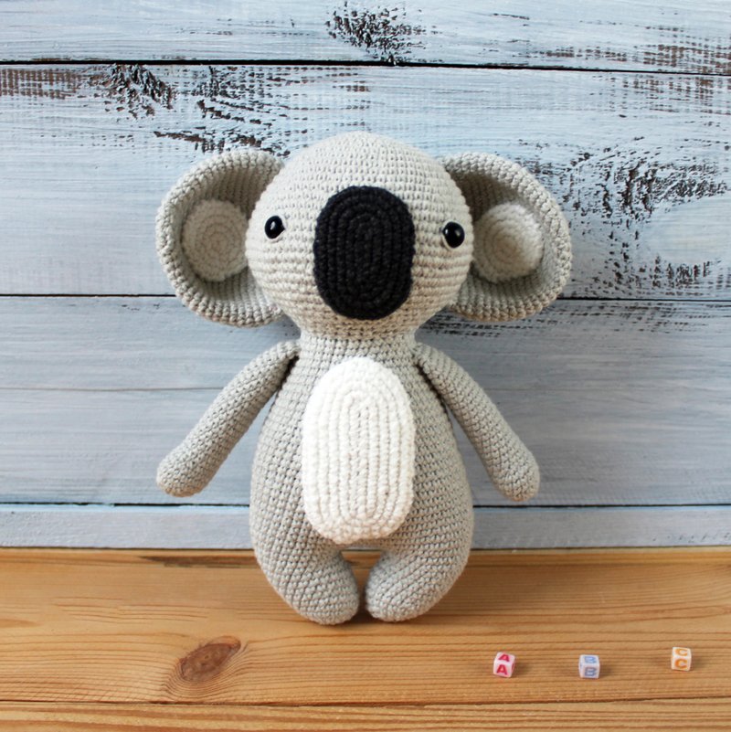 Koala crochet bear toy, Plushie stuffed animal, Australiana amigurumi bear - ตุ๊กตา - ผ้าฝ้าย/ผ้าลินิน สีเทา