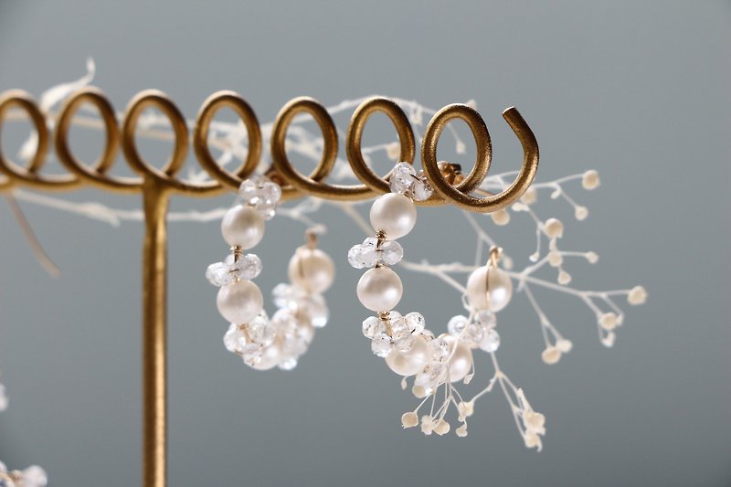 14kgf-freshwater pearl and topaz wrap hoop pierced earrings - 耳環/耳夾 - 寶石 白色