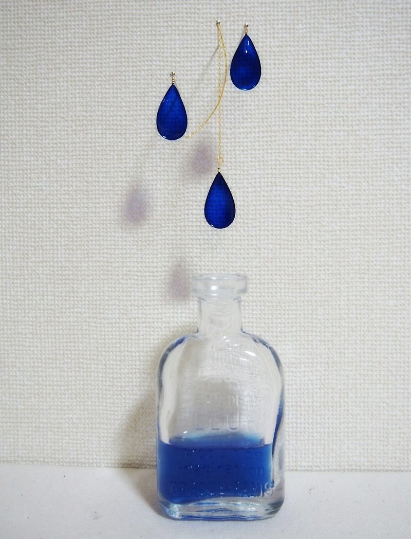 青い雫のシンプルピアス or イヤリング - 耳環/耳夾 - 樹脂 藍色