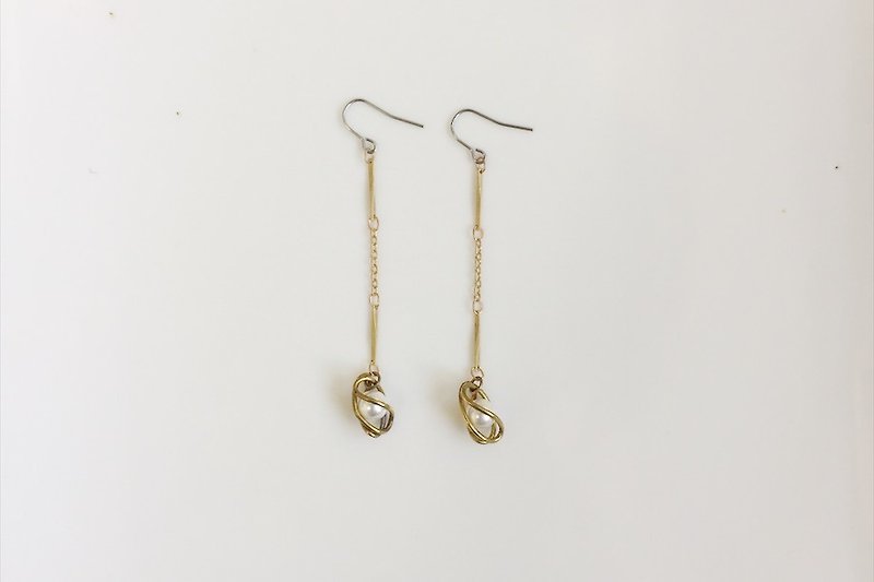 花蕊 珍珠黃銅造型垂墜耳環 - 耳環/耳夾 - 其他金屬 金色