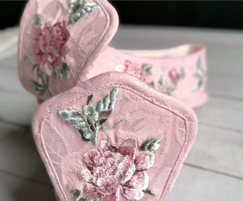 Qianxun handmade custom pink jacquard restoration style upturned toe shoes Hanfu shoes - อื่นๆ - วัสดุอื่นๆ สึชมพู