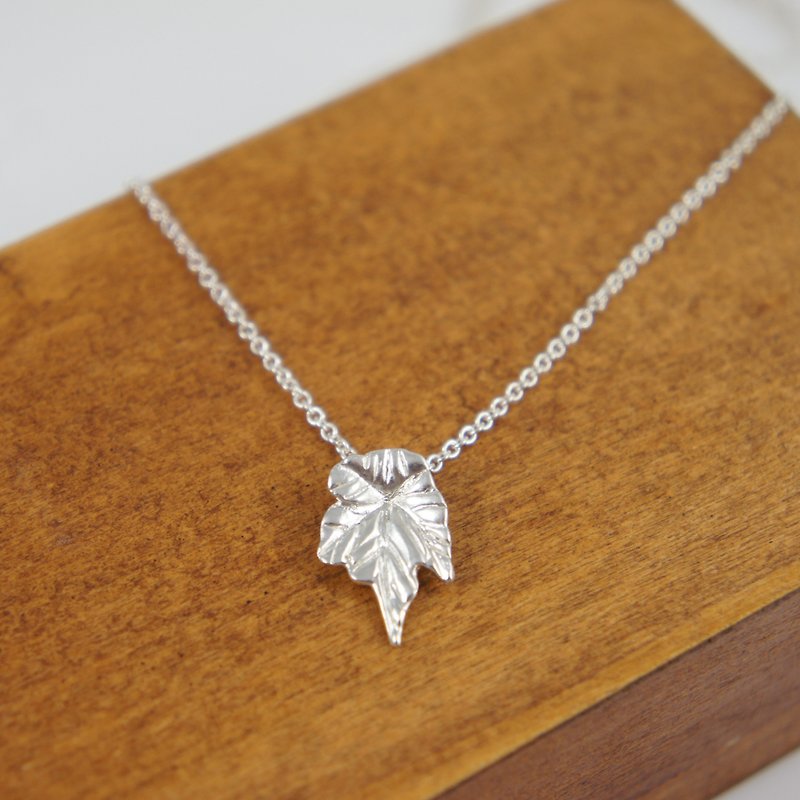 [Half Muguang] Teal Leaf Necklace - Necklaces - Sterling Silver Gray