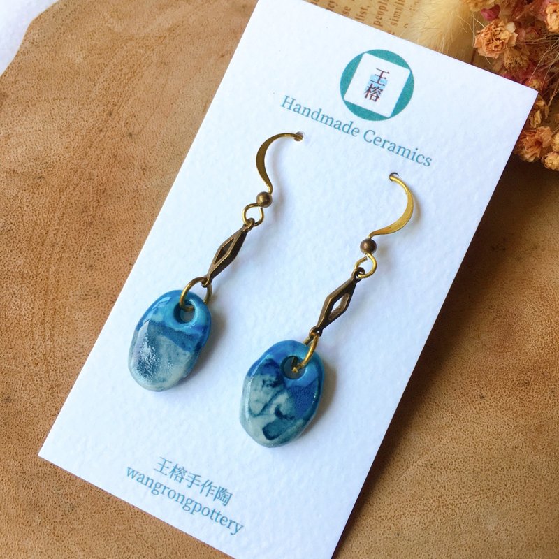 [Handmade by Ceramic Artist] Handmade White Porcelain Blue Ink Earrings - Earrings & Clip-ons - Porcelain Blue