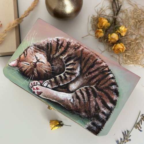 手描きの木箱ブラウントラ猫、鍵付き大きな収納ボックス、猫の絵