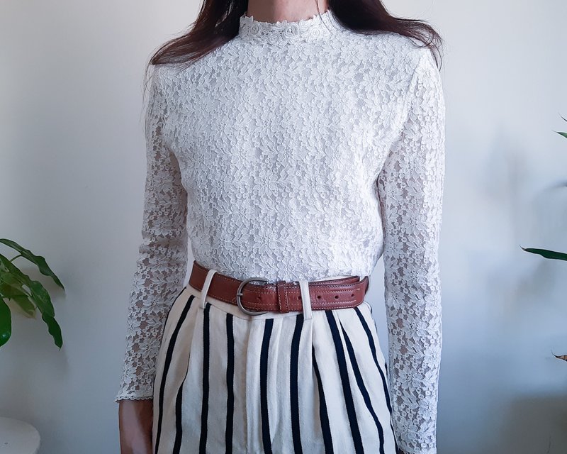 SMALL - Vintage Ivory White Lace Blouse High Collar Button Back Shoulder Pad - เสื้อเชิ้ตผู้หญิง - เส้นใยสังเคราะห์ ขาว