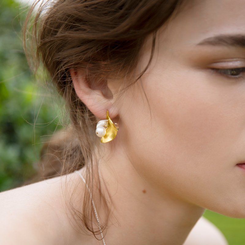 【ブランドデザインでギフトに最適】ダブルペタル天然パールスターリングシルバーゴールドメッキイヤリング（ノンホールピアスに変更可能） - ピアス・イヤリング - スターリングシルバー 多色