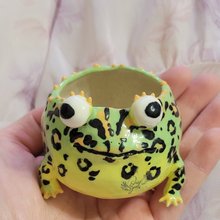 小さなカエルが取手の蓋付き菓子器 青貝の象嵌付き　木製です 小さなカエルが取手の蓋付き菓子器 青貝の象嵌付き 木製です