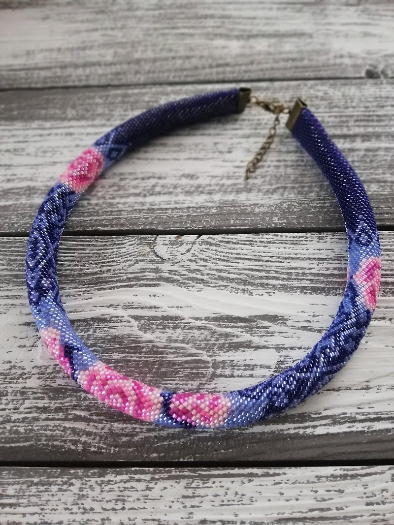 ビーズかぎ針編みロープネックレス、バラビーズかぎ針編みネックレス、フローラルシードビーズ - チョーカー - その他の素材 ピンク