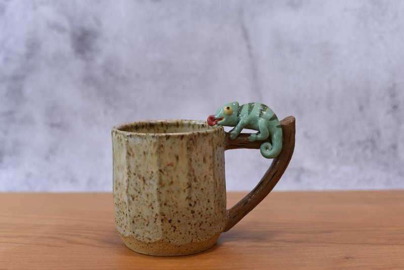 變色龍吐舌頭240cc奶茶色切面陶杯 - 杯子 - 陶 