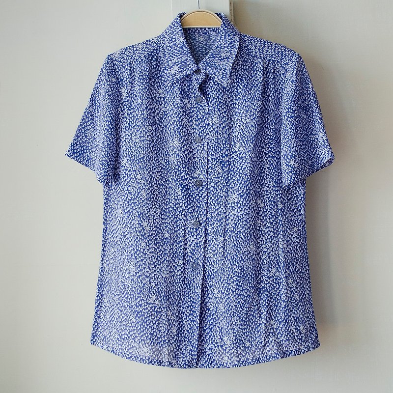 湛藍小山幾何三角花朵圖案短袖尖領混紗襯衫 | vintage莞洱古著 - 恤衫 - 聚酯纖維 