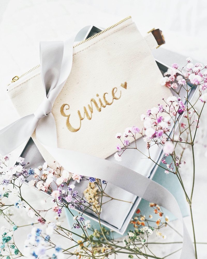【Personalize】Embroidered Makeup pouch in Calligraphy style Name - Toiletry Bags & Pouches - Cotton & Hemp Multicolor