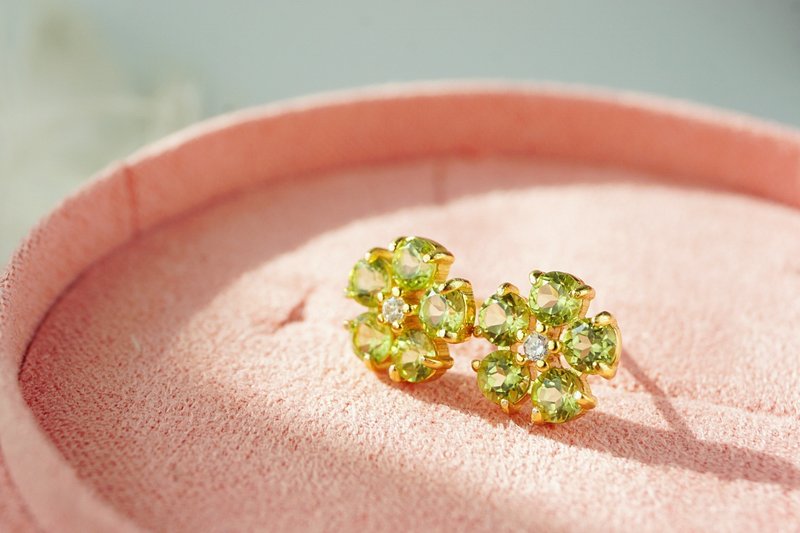 Natural Peridot Silver 925 Stud Earrings, Flower earrings. - 耳環/耳夾/耳骨夾 - 純銀 綠色