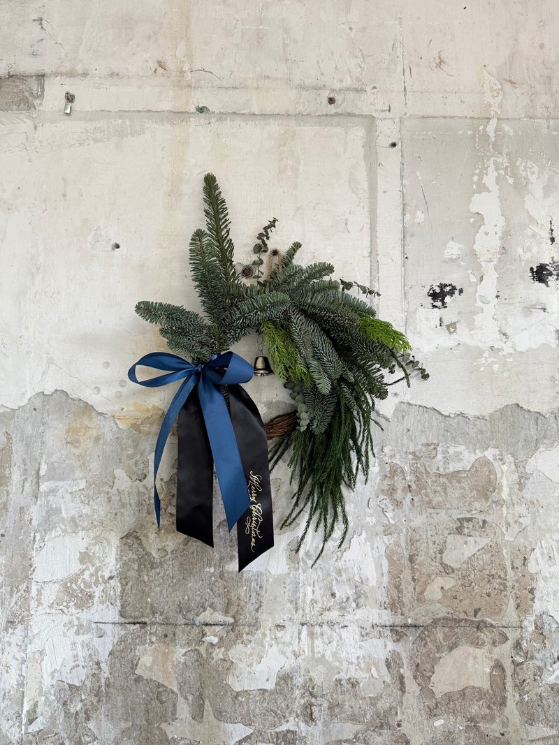 Simple Noble Pine Christmas Wreath with Hand-gilded Ribbon - Plants - Plants & Flowers 