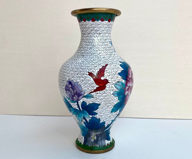スペシャルオファ 1970年代の中国産七宝花瓶 |花をモチーフにしたホワイトベースの 花瓶・フラワースタンド