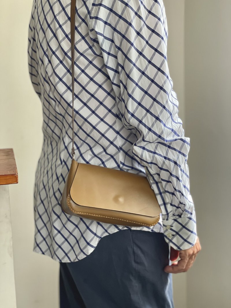 Zemoneni leather casual Shoulder Sporty bag - กระเป๋าแมสเซนเจอร์ - หนังแท้ สีกากี