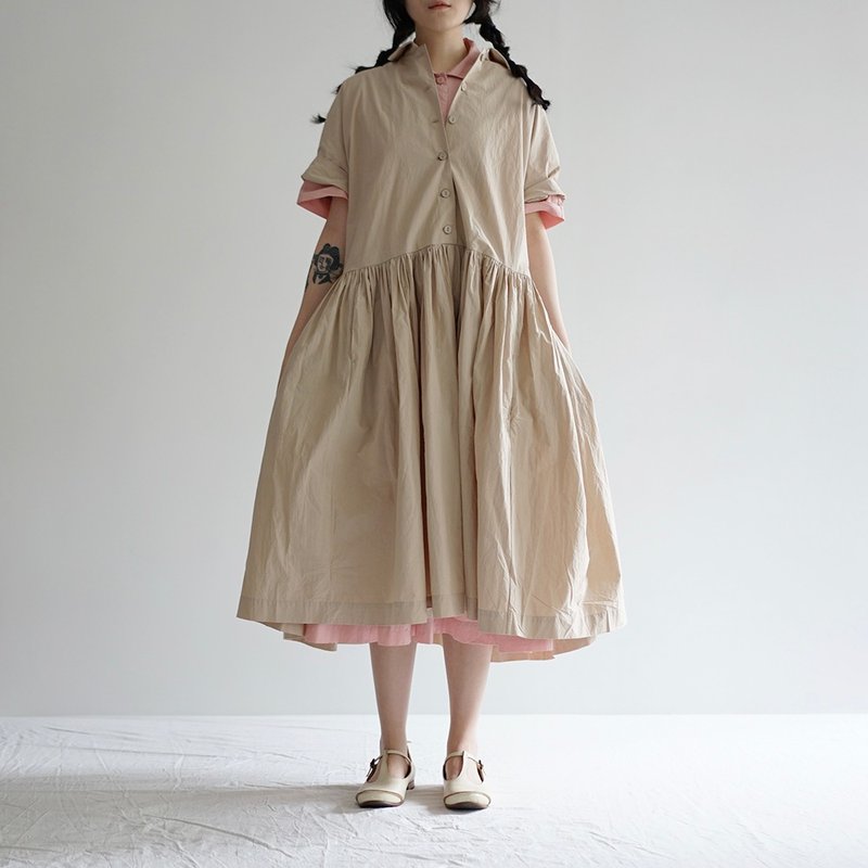 Smiling Visage Shirt Dress (Wet Sandshell) - ชุดเดรส - ผ้าฝ้าย/ผ้าลินิน สีกากี