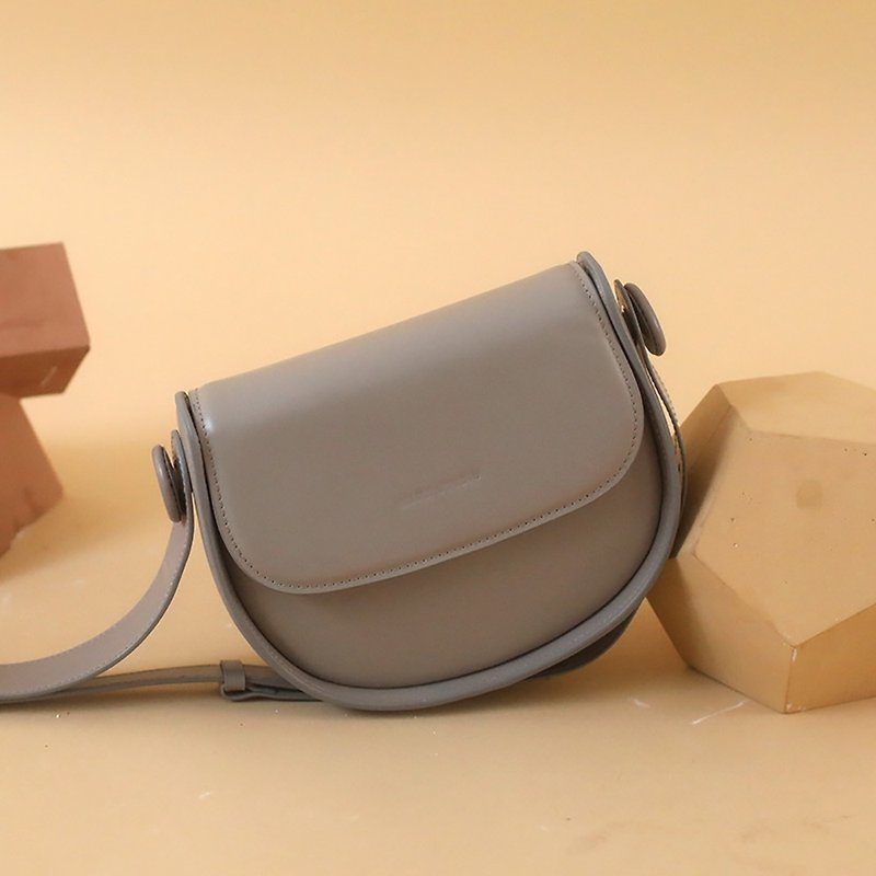 Small gray imported top layer cowhide leather saddle bag original simple 2 way shoulder Messenger bag - กระเป๋าแมสเซนเจอร์ - หนังแท้ สีเทา