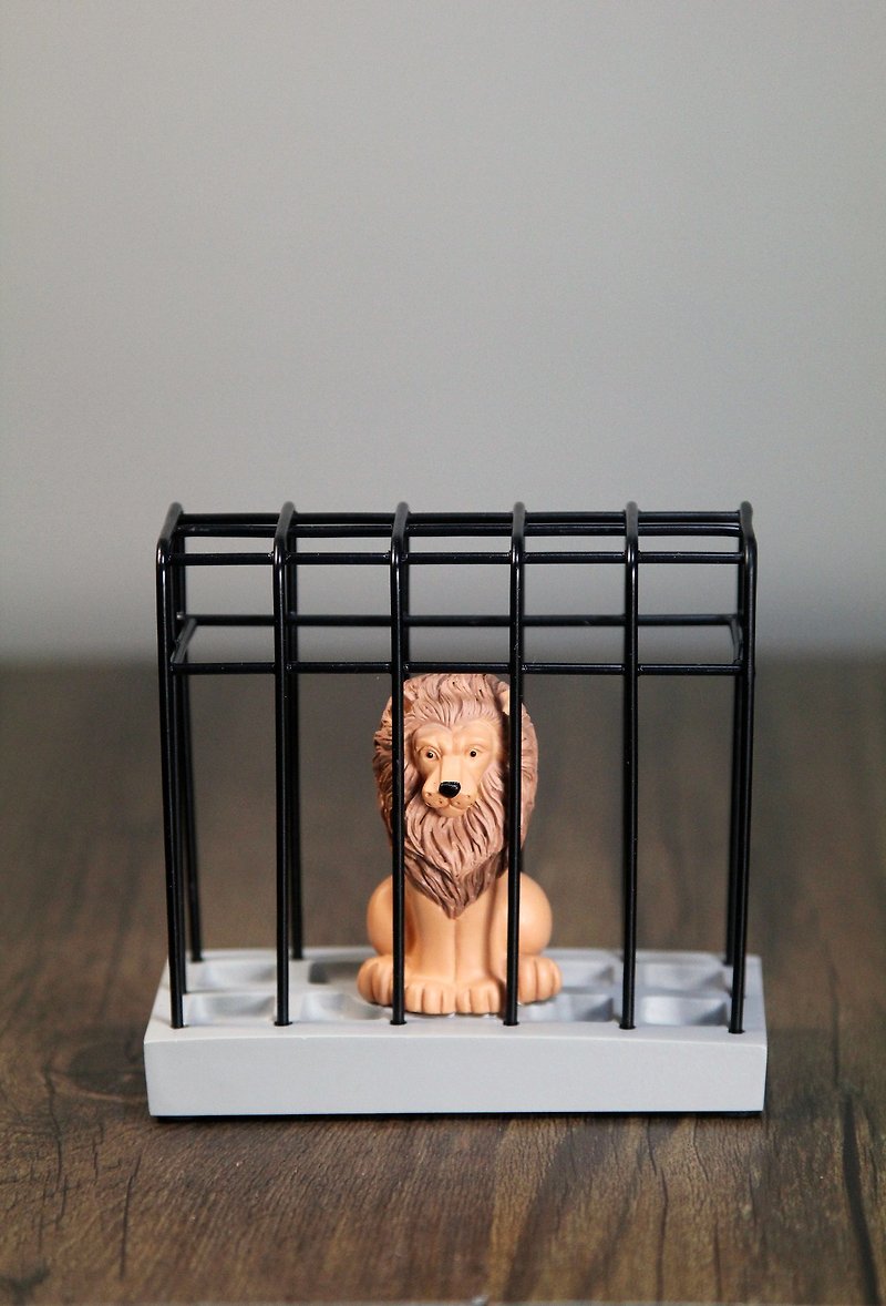 SUSS-Japan Magnets animal prison shape pen holder / stationery storage rack (lion) - birthday gift recommendation / spot free shipping - กล่องใส่ปากกา - วัสดุอื่นๆ สีนำ้ตาล