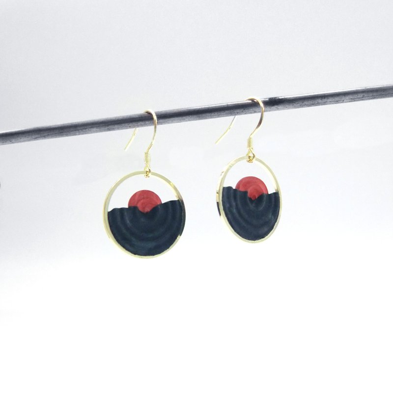 Window scenery series-Sunset hanging Cement earrings (birthday gift/lover gift - ต่างหู - ปูน สีทอง