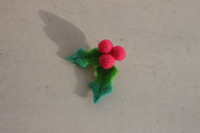 Wool Felt Holly Pin Fluorescent Red Christmas Gift Exchange Gift Ready Price Can Be Bid Directly - เข็มกลัด - ขนแกะ สีแดง