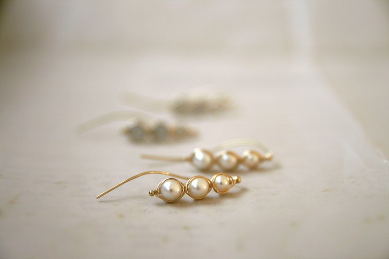 Elegant Curved Pearl/Labradorite Earrings Can Be Changed To Clip-On~Mermaid Tail - ต่างหู - เครื่องประดับพลอย ขาว