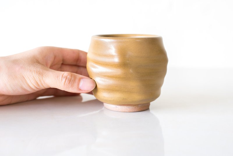 Twisted teacup / broken by hand, glazed hand-made pottery - ถ้วย - ดินเผา สีกากี