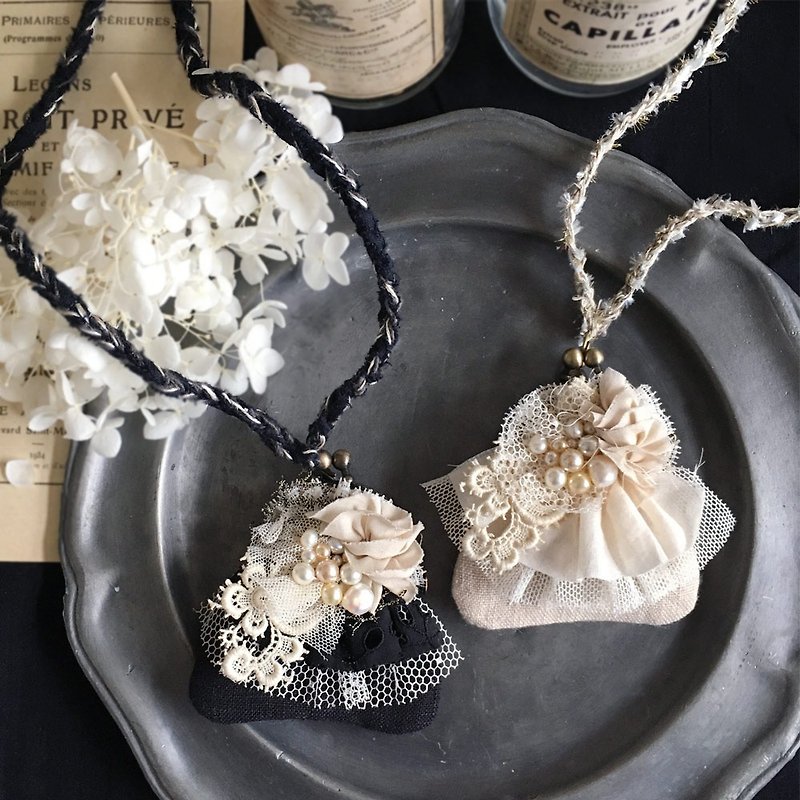Free Shipping Small scented antique lace and tear cloth necklace / pearl collage - สร้อยคอ - โลหะ สีดำ