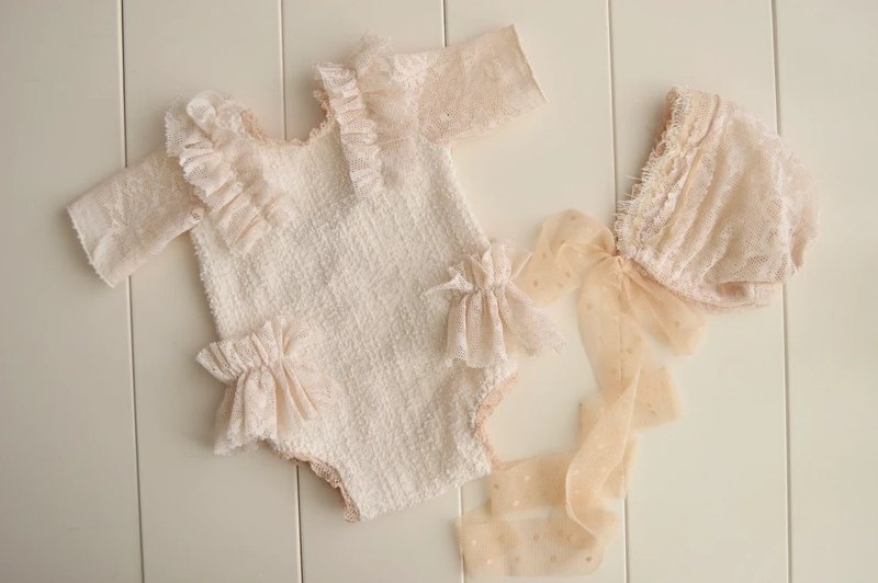 Newborn girl cream romper and bonnet outfit photo prop. Beige ruffled onesie. - 其他 - 其他材質 咖啡色