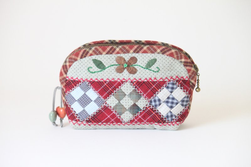 Quilted Cosmetic Bag Made In Japanese Patchwork Style. Zipped Small Organizer. - กระเป๋าเครื่องสำอาง - วัสดุอื่นๆ หลากหลายสี