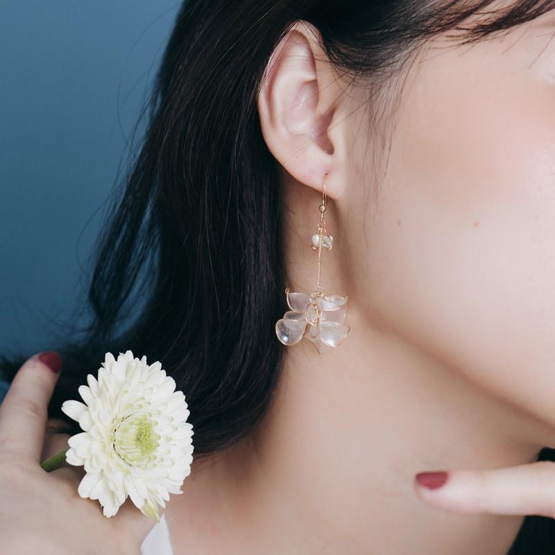 [Aurora- Silver Snow White] Dangle Earrings | Crystal Flower Jewelry - ต่างหู - เรซิน สึชมพู