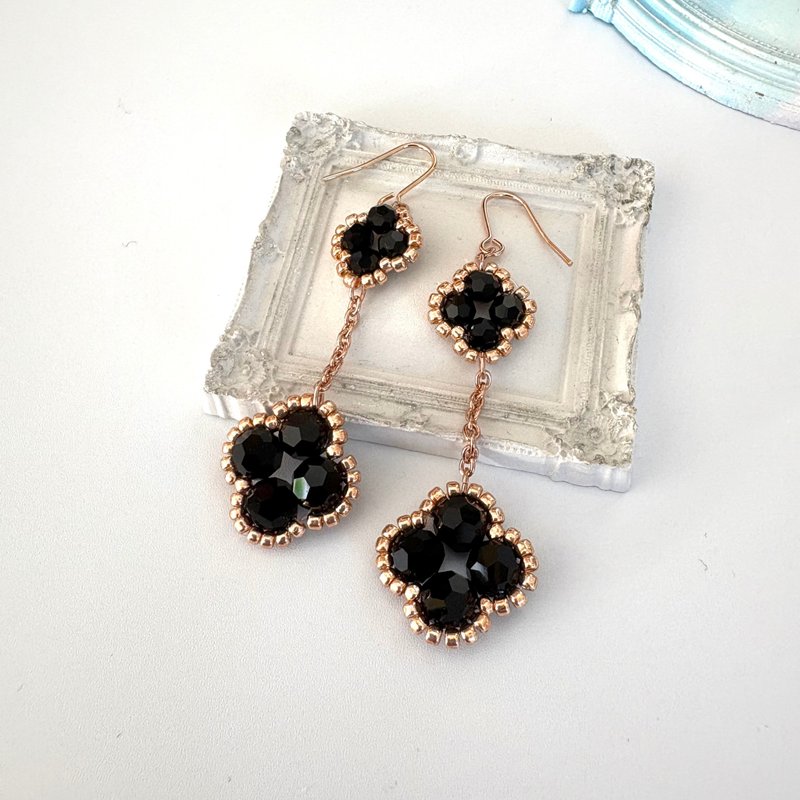 Clover Dangle Earrings Handmade Beaded 18K Pink Gold Plated Flower Black Floral - 耳環/耳夾/耳骨夾 - 玻璃 黑色