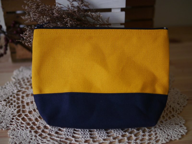 Simple cosmetic storage bag sunflower x navy x navy -raincoat season- - กระเป๋าคลัทช์ - วัสดุอื่นๆ สีเหลือง
