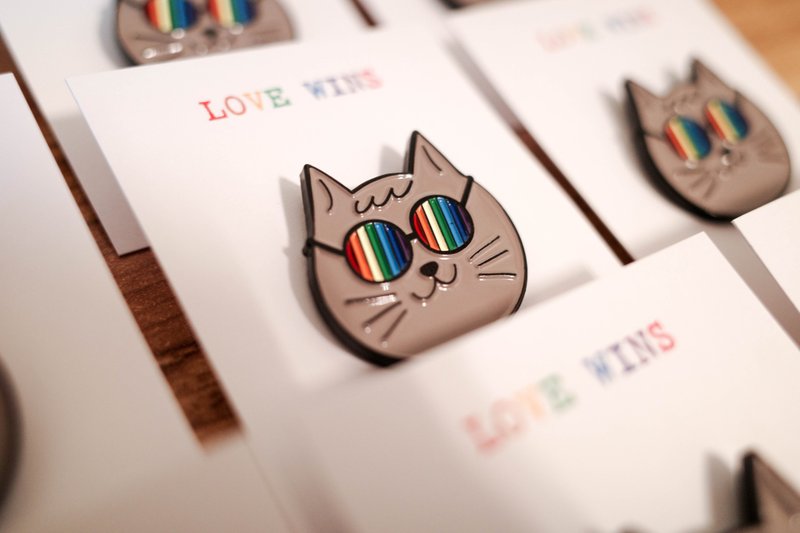 LOVE IS LOVE 彩虹貓金屬別針 - 胸針 - 其他金屬 